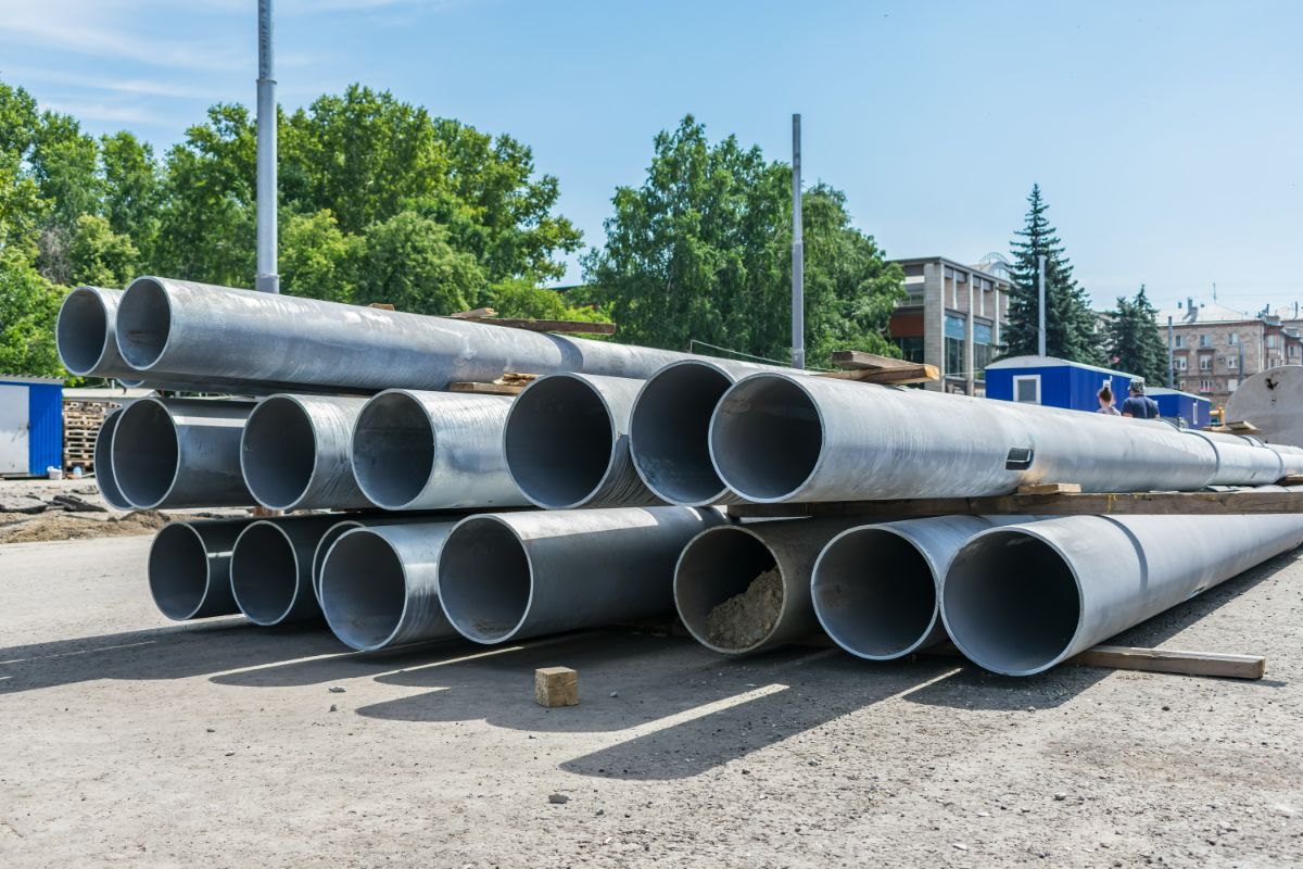 
What Are the Differences between Stainless Steel and Galvanized Iron Pipes?
